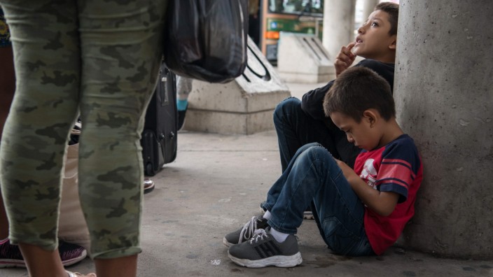Minderjährige Migranten: Zwei Jungen aus Mittelamerika warten mit ihrer Familie an einer Busstation in McAllen, Texas. Sie wurden kurz zuvor aus einem US-Auffanglager entlassen.