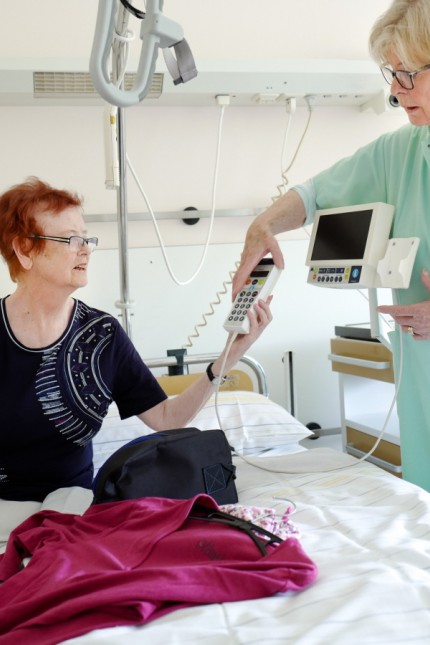 Praktische Helfer am Krankenbett: Maria Schweitzer hilft Patientin Inge Aldinger bei der Einrichtung des Telefons.