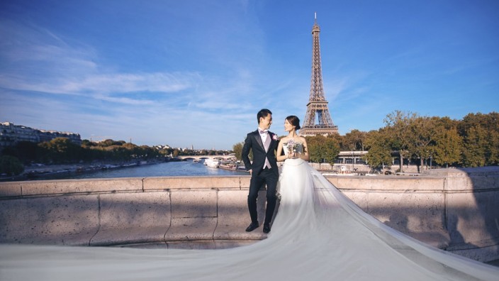 Fototourismus in Paris: Bestens organisiert: Agenturen bedienen die hohe Nachfrage nach romantischen Fotos vor Wahrzeichen wie dem Eiffelturm.