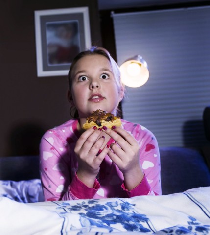 Girls eating pizza while watching scary film model released PUBLICATIONxINxGERxSUIxAUTxHUNxONLY RNF0