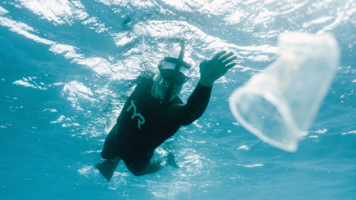Plastikmüll in den Ozeanen: Ben Lecomte schwimmt gerade von Hawaii nach San Francisco - durch einen Strudel mit 80 000 Tonnen Plastikmüll.