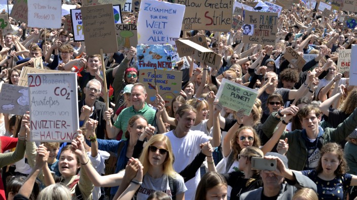 "Fridays for Future": Schülerinnen und Schüler bei einer Demonstration auf der Münchner Theresienwiese im Mai.