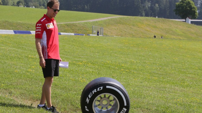 Sebastian Vettel GER Ferrari beim Track Walk mit seinen Team persönlicher Reifentest von Sebast; VEttel