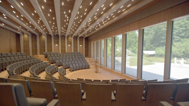 Architektouren: Der Irenensaal ist ein lichtdurchfluteter Raum mit raffiniert konzipierten akustischen Gestaltungsmöglichkeiten.