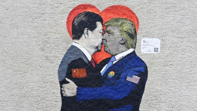 Handelsstreit: Gerade wenig Grund zum Schmusen: Xi Jinping und Donald Trump, zu sehen auf einer Hauswand in Mailand, gemalt von dem Straßenkünstler TvBoy.