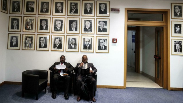 UN: Am Tag der Wahl des neuen Generaldirektors: Zwei Delegierte sitzen im Hauptquartier der FAO in Rom.