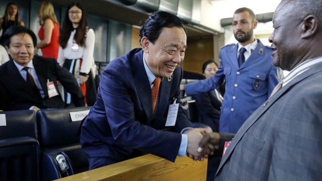UN: Der frisch gekürte chinesische Biologe Qu Dongyu nimmt Glückwünsche zu seinem überraschend klaren Sieg entgegen.