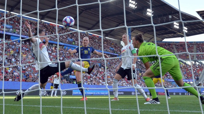 DFB-Fußballerinnen: Der Treffer, der die WM-Expedition des DFB-Frauenteams beendet und zugleich alle Olympiaträume zunichtemacht: Schwedens Stina Blackstenius (Mitte) besiegelt die 1:2-Niederlage im Viertelfinale.