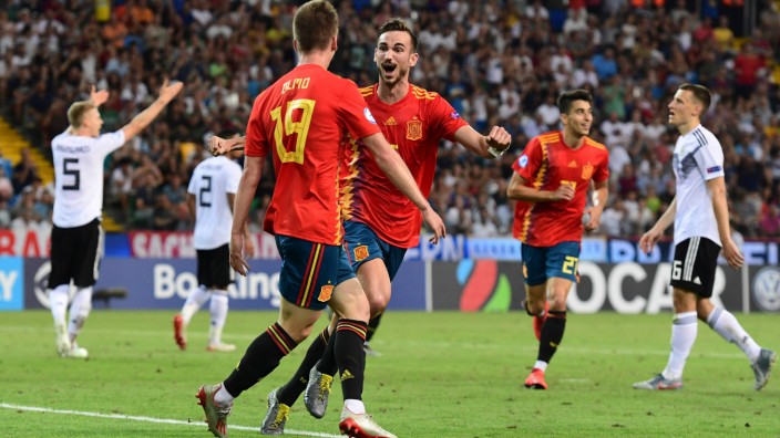 Deutschland bei der U21-EM: Da stand es plötzlich 2:0: Spaniens Fabián (rechts) feiert seinen Teamkollegen Dani Olmo für dessen Treffer.