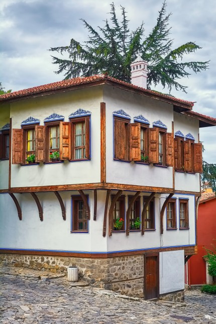 Plowdiw in Bulgarien: Ornamente im osmanischen Stil schmücken viele Häuser in der Altstadt. Innen sind sie aber meist westeuropäisch eingerichtet.