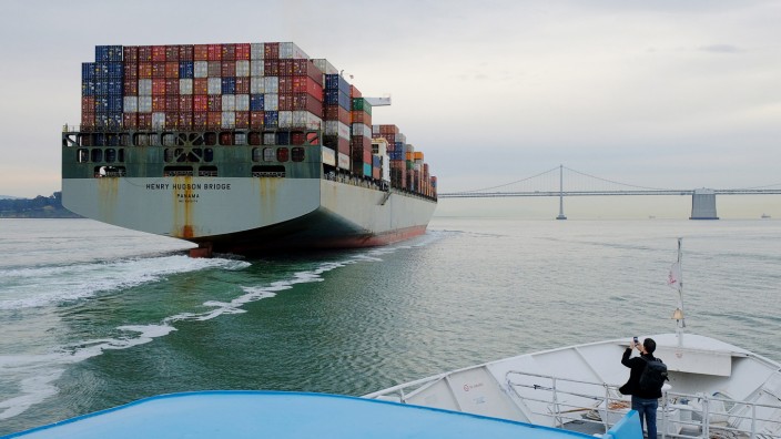 USA: Containerschiff in der Bucht von San Francisco. Amerikas Wirtschaft durchlebt mit US-Präsident Trump unruhige Zeiten.