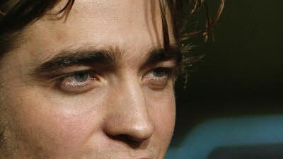 Neue Idole im Kino: Blass, androgyn und wortkarg: Robert Pattinson sorgte als "Twilight"-Vampir für Hysterie bei den weiblichen Fans.