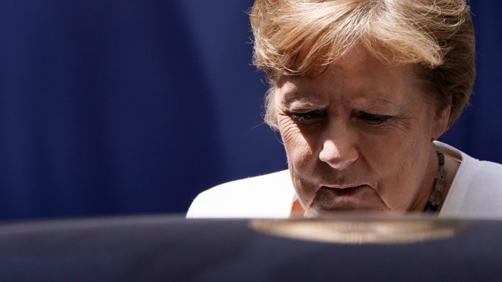 Europäische Union: "Wenn wir wüssten, was sich bis morgen ändern soll, dann hätten wir ja heute auch weitermachen können", sagte Merkel nach der Vertagung des Gipfels.