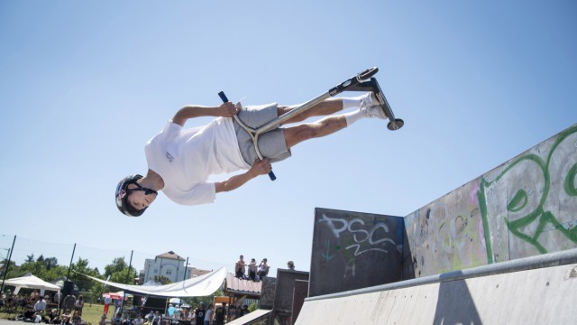 Scooter- und Skateboardcontest: Bei so spektakulären Sprüngen, wie sie der 14 Jahre alte Innsbrucker Michael zeigte, ist ein Sturzhelm Pflicht