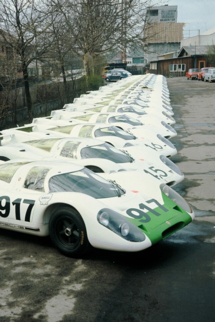 50 Jahre Porsche Typ 917: Vor 50 Jahren stellte Porsche auf dem Genfer Automobilsalon einen neuen Rennwagen vor, den 917. Der Zwölfzylinder wurde unter der Leitung von Ferdinand Piëch in nur einem Jahr entwickelt. Für die Homologation musste Porsche 25 Fahrzeuge vorweisen, die am 21. April 1969 wie am Schnürchen aufgereiht präsentiert wurden.