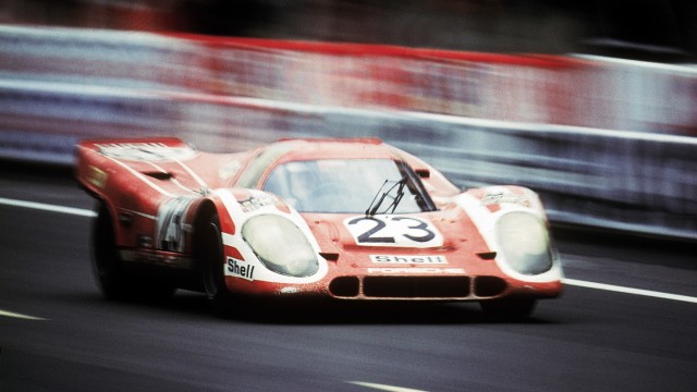 50 Jahre Porsche Typ 917: Ein Jahr später holten die Fahrer Hans Herrmann und Richard Attwood mit dem 917 endlich den ersehnten Gesamtsieg für Porsche beim 24-Stunden-Rennen in Le Mans.