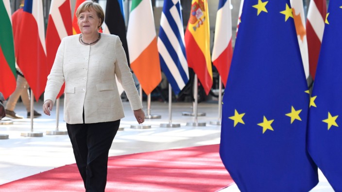 EU-Kommissionspräsident: "Mit neuer Kreativität an die Arbeit": Bundeskanzlerin Angela Merkel am Dienstag bei ihrem Eintreffen im Brüsseler EU-Ratsgebäude.