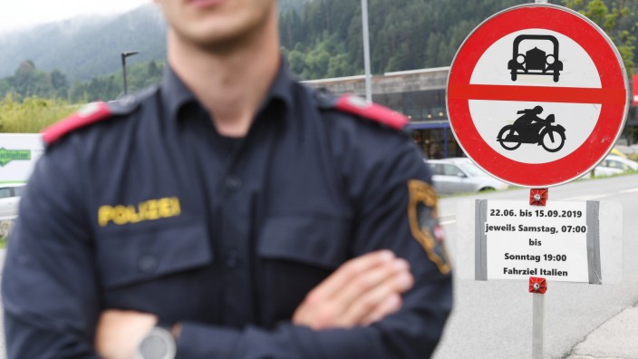 Ein Polizist überwacht die Sperrung für den Verkehr in Tirol mit Fahrziel Italien. Vom 22. Juni bis 15. September 2019 sind in dem österreichischen Bundesland mehrere Straßen für den Umgehungsverkehr gesperrt.