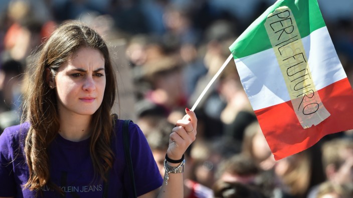 Italien: "Per il futuro", "Für die Zukunft" demonstriert diese junge Studentin in Rom. Die Zukunft der jungen Italiener sieht derzeit eher düster aus.