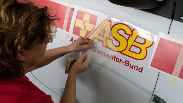 Arbeiter-Samariter-Bund,  Adi-Maislinger-Str. Dort werden die E-Smarts mit dem Logo des ASB beklebt.