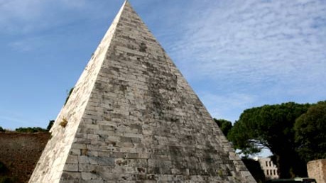 SZ Autoren zur EU Cestius Pyramide Rom, iStock