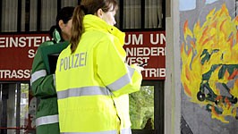 Amokalarm bei Bonn: Amokalarm an einer Schule in Sankt Augustin bei Bonn: Eine Gymnasiastin soll versucht haben, ihre Schule anzuzünden. Die Szenen am Tatort.
