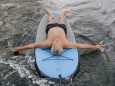 Senior man lying on SUP board on a lake model released Symbolfoto PUBLICATIONxINxGERxSUIxAUTxHUNxONL
