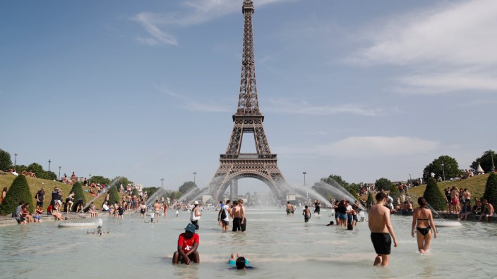 Klimakrise: Badende vor dem Eiffelturm: In Frankreich war die Hitzewelle besonders extrem.