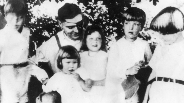 Claus Schenk Graf von Stauffenberg mit Familie
