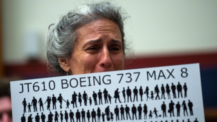 Nach Abstürzen: Angehörige wie diese Mutter eines der Todesopfer sollen nun finanzielle Hilfe von Boeing bekommen.