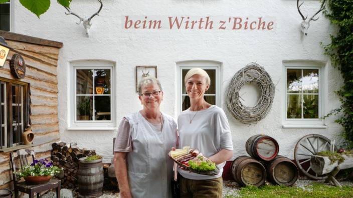 Niederbayern: Wirtinnen aus Leidenschaft: Bettina Rothemund-Roggendorf (rechts) und ihre Mutter Katharina, die für die Küche zuständig ist.