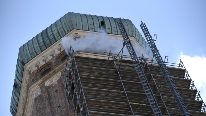 München heute: Probe für den Ernstfall: aus dem Turm der Frauenkirche dringt Rauch.