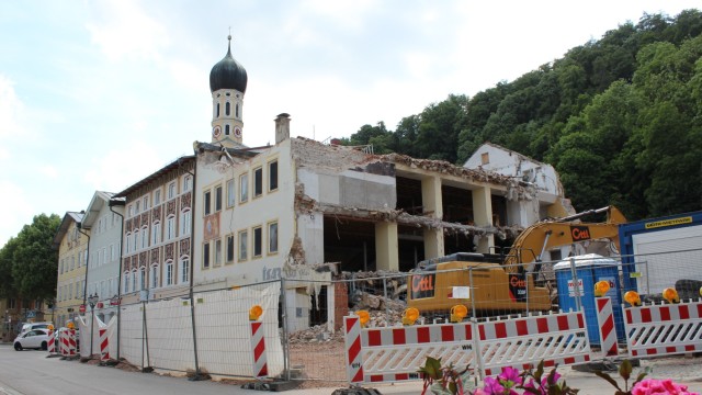 Isarkaufhaus, Isar-Kaufhaus: Abriss des Isarkaufhauses gestoppt.