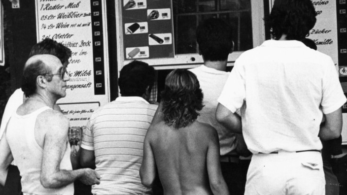 Kunden an einem Kiosk in München, 1984