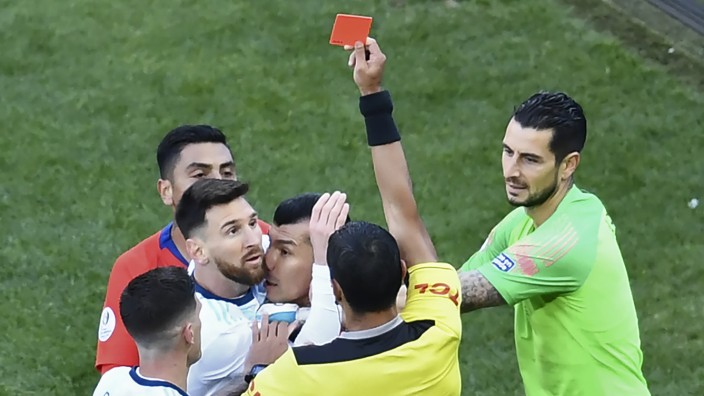 Copa América: Lionel Messi (links im Getümmel) und Gary Medel (mittig im Getümmel) sehen jeweils die rote Karte.