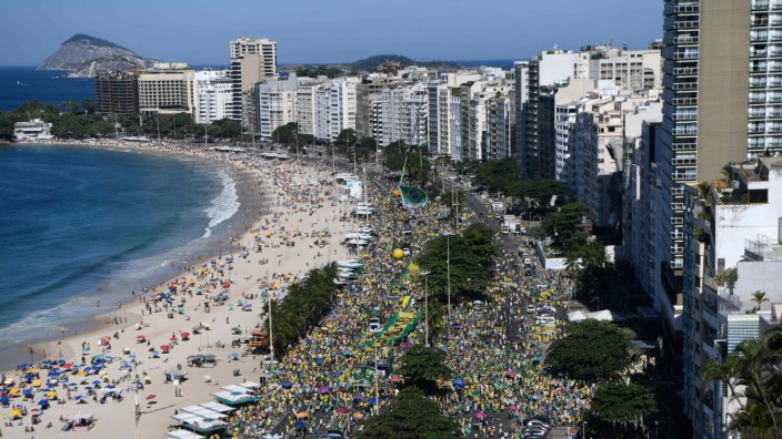 Polit-Skandal in Brasilien: Der brasilianische Präsident erhält Beistand von den Massen: Demonstration in Rio für den in die Kritik geratenen Jair Bolsonaro.