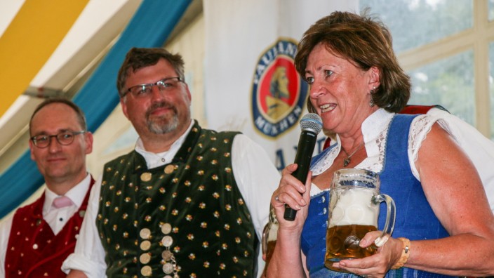 Karlsfeld: Beim Siedlerfest-Einzug 2019 übernahm Christa Berger-Stögbauer die Begrüßung, 2020 und 2021 fiel das Volksfest pandemiebedingt aus.