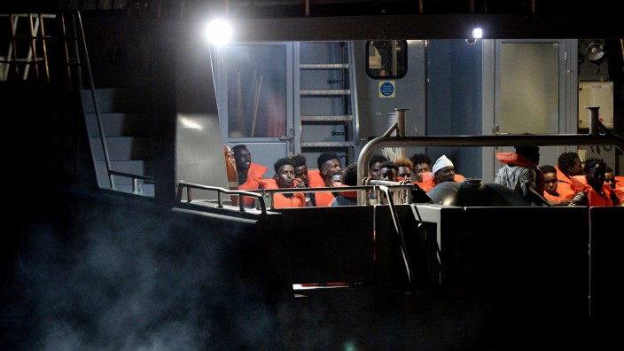 Seenotrettung: 65 Migranten von der "Alan Kurdi" wurden am Abend auf Malta an Land gelassen.