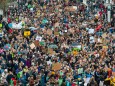 Klimaschützer demonstrieren in Bremen