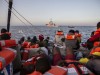 Seenotrettung im Mittelmeer - Migranten auf dem Boot einer Hilfsorganisation