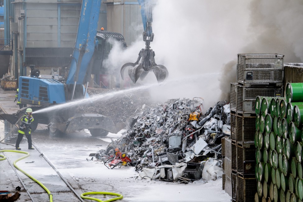 Feuer auf einem Recyclinghof in München-Langwied
