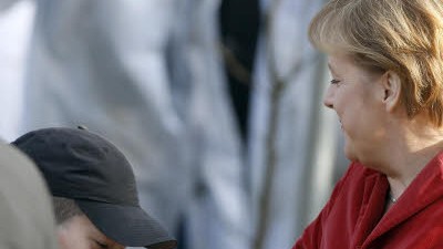 Internationale Titelkunde: Küss die Hand: Ein Schüler erweist Kanzlerin Merkel die ganz besondere Ehre.