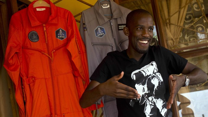 Erster Afrikaner auf Weltraummission: Mandla Maseko mit NASA-Raumanzug im Jahr 2014.