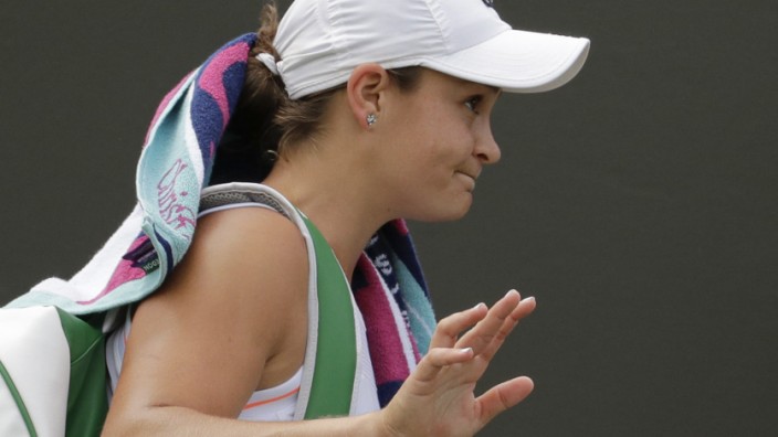 Wimbledon: Abtritt der höflichen French-Open-Siegerin: Ashleigh Barty winkt nach ihrer Niederlage im Achtelfinale in Wimbledon noch einmal freundlich.