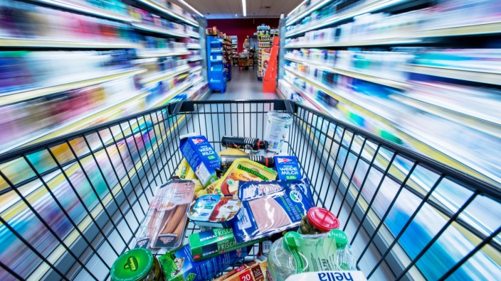 Teuerungswelle: Beim großen Familieneinkauf im Supermarkt spürt man es ganz besonders: Alles wurde in den vergangenen Monaten teurer - von der Butter über Gemüse bis zum Toilettenpapier. Die gute Nachricht nun: Die Inflation soll in diesem Jahr niedriger ausfallen.