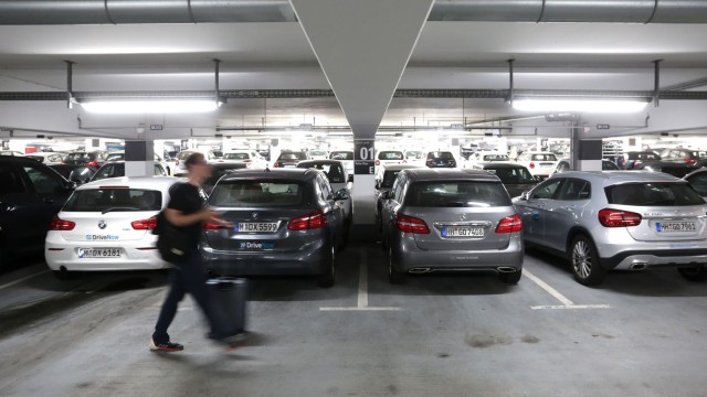 Carsharing: Carsharing-Autos im Tiefgeschoss am Münchner Flughafen: Mehr als zwei Millionen Menschen in Deutschland sind bei Anbietern wie Car2Go und Drive Now angemeldet.