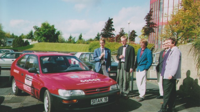 Carsharing: Das erste Teil-Auto mit der neuen Technik: Uwe Latsch (l.) präsentiert 1992 mit Vertretern der Universität Siegen seine Erfindung.