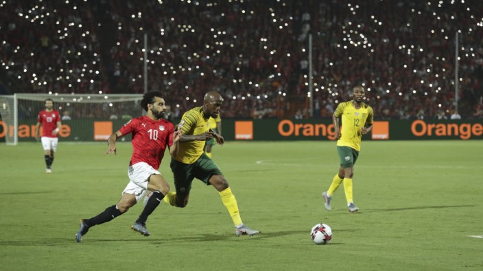 Afrika-Cup: Gedenkaktion: Ägyptische Fans erinnern mit dem Licht ihrer Handys des Stadion-Unglücks von Port Said 2012.
