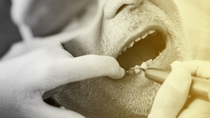Interview am Morgen: Mobile Zahnärztin: Verpflichtung, für alle da zu sein: Älterer Mensch beim Zahnarzt (Symbolbild)