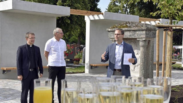Olching: Bis zur Eröffnung durch (von links) die Pfarrer Josef Steindlmüller und Harald Sauer sowie Bürgermeister Andreas Magg flaute die Kritik an den neuen Gestaltungselementen ab.